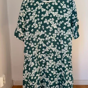 Ny, oanvänd, grön och vit blommig klänning från Samsøe Samsøe!