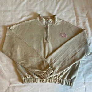 Beige half zip sweatshirt med LA-brodyr