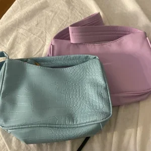 Pastellblå och lila axelväskor