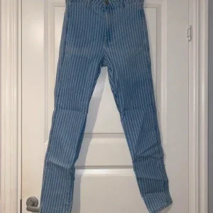 Blå randiga jeans med raka ben