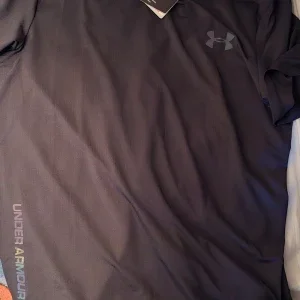 Svart Under Armour HeatGear t-shirt