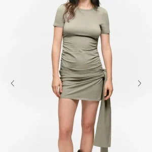 Beige kort klänning med knyt från Monki
