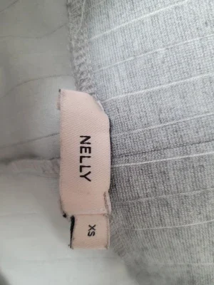 Grå kostymbyxa från Nelly