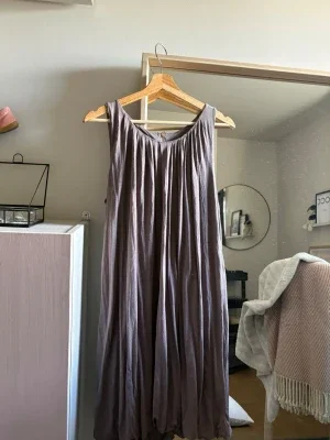 Ljuslila klänning Bruuns Bazaar