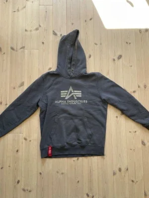 Mörkgrå hoodie Alpha Industries