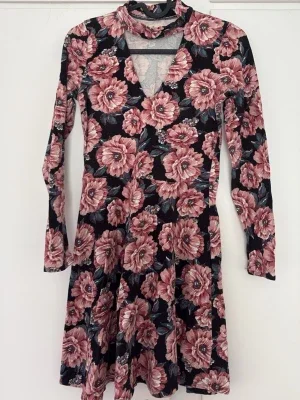 Blommig långärmad klänning Hollister