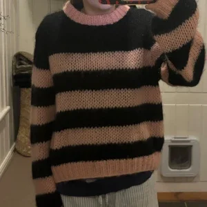 Randig stickad tröja i rosa och svart ganni