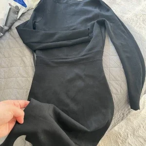 Svart midiklänning