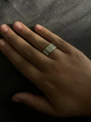 Bred silverfärgad ring med vågmönster Swatch.