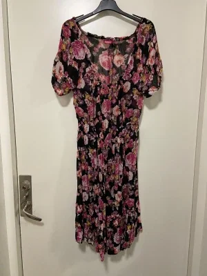 Blommig svart klänning från Indiska
