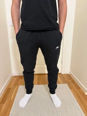 Svarta Nike mjukisbyxor herr