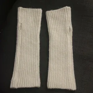 Vita stickade handledsvärmare