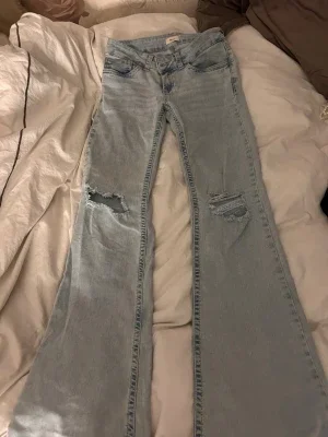 Ljusblå utsvängda jeans från Nelly