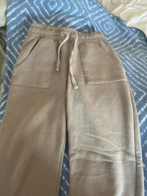 Beige mjukisbyxor