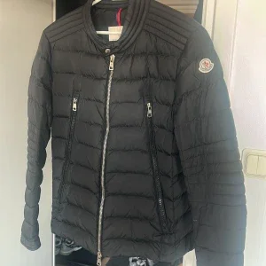 Svart Moncler pufferjacka herr äkta!!