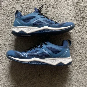 Blå sneakers från Mizuno