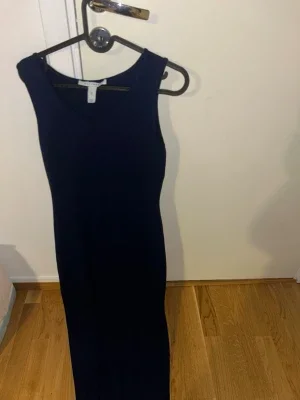 Marinblå långklänning från NLY Trend