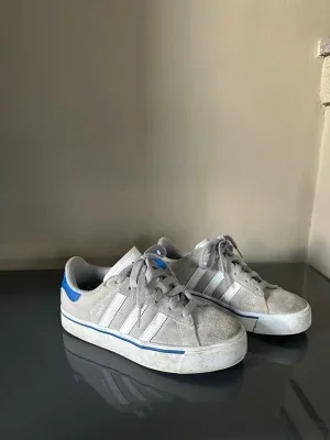 Grå Adidas Campus sneakers med blå detalj