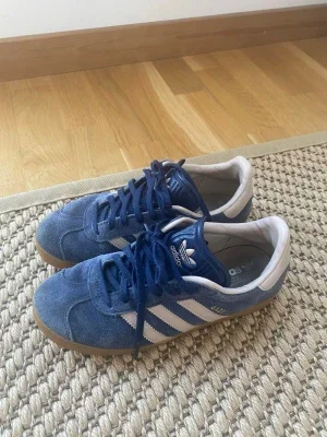 Blå Adidas Gazelle sneakers