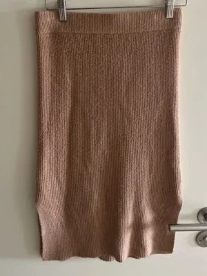 Beige stickad kjol från Donna Romina