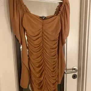 Beige långärmad klänning