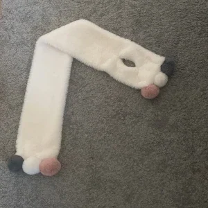 Vit halsduk med fluffiga bollar