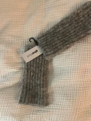 Grå stickade handledsvärmare Gina Tricot