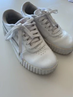 Vita sneakers från Puma