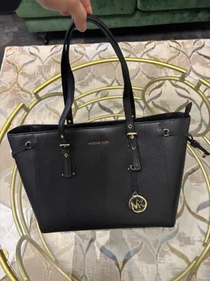 Svart handväska från Michael Kors