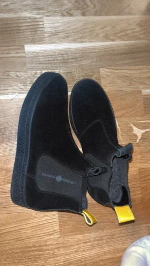 Svarta Chelsea boots från Canada Snow