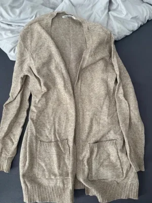 Beige lång kofta från Only