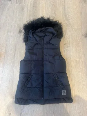 Svart dunväst med fuskpäls från H&M strl 146/152