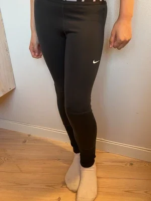 Svarta träningstights från Nike