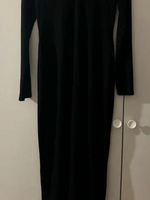 Svart långärmad ribbad klänning Bubbleroom