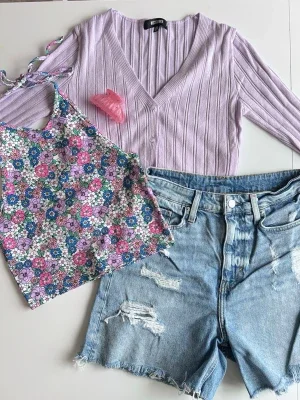 Y2K outfit bundle: cropped cardigan + halterneck + denim shorts + hårklämma - stl S