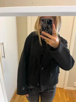 Svart ulljacka från lager 157