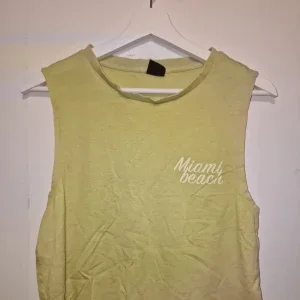 Gul topp från Gina Tricot