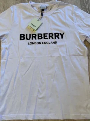 Vit Burberry t-shirt med Burberry logga