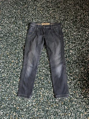 Mörkblå slim fit jeans från Jacob Cohen