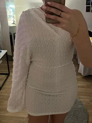 Vit one shoulder klänning