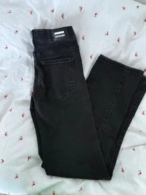 Dr Denim svarta straight jeans raka jeans 90s jeans 00s jeans denim byxor midwaist straight leg raka