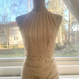 Beige stickad croppad halterneck-top