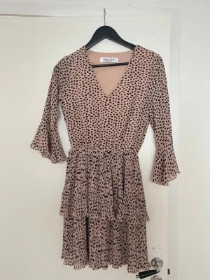 Beige prickig klänning