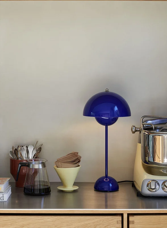 &tradition Flowerpot VP3 bordlampe H50 - kobolt blå
