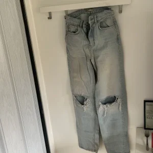 Ljusblå slitna jeans från Perfect Jeans