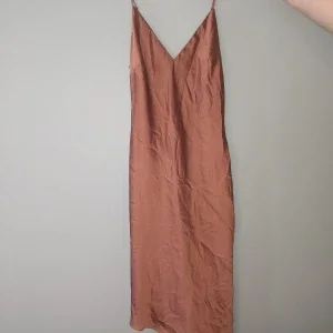 Satinklänning