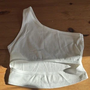Vit ribbad one shoulder topp