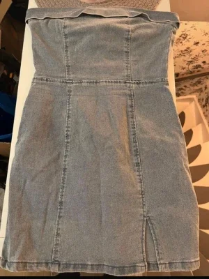 Axelbandslös jeansklänning