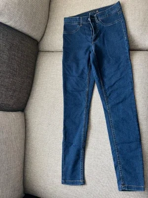Mörkblå skinny jeans från Vila