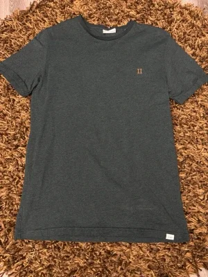 Mörkgrön t-shirt från Les Deux